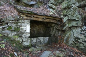 Eine der alten Wasserfassungen von Rasa