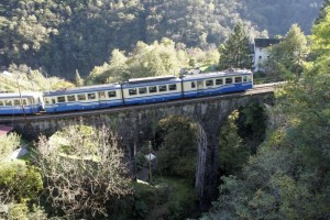 Die quitschende, gemütliche Centovalli-Bahn bei Intragna