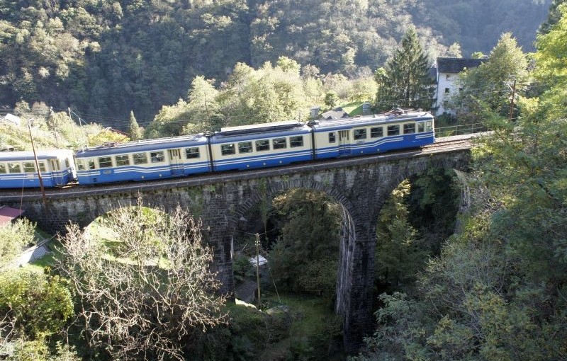 Die quitschende, gemütliche Centovalli-Bahn bei Intragna