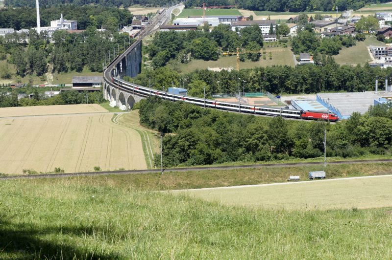 Blick auf die Rheinbrücke mit Intercity von Schaffhausen