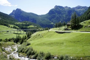 Blick zur Gondoschlucht, über die Brücke führt die Simplon-Passstrasse