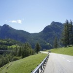 Ein kurzes Stück der Strasse entlang