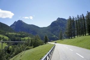 Ein kurzes Stück der Strasse entlang