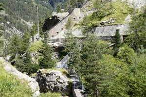 Das alte Fort Gondo - Der Wanderweg verläuft quer hindurch