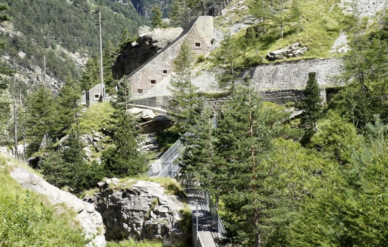 Das alte Fort Gondo - Der Wanderweg verläuft quer hindurch