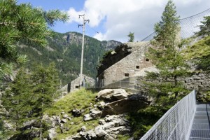 Das alte Fort Gondo - Der Wanderweg verläuft quer hindurch