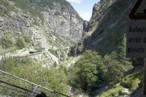 Die Gondoschlucht ist eng und bedrückend