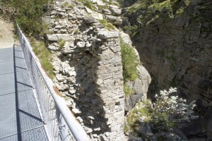 Ein Brückenpfeiler, Überrest des alten Saumweges