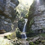 Treppen, Wasserfälle und Ruhebänke. Typisch Pouetta Raisse