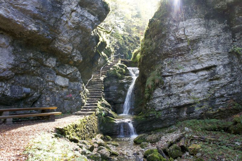 Treppen, Wasserfälle und Ruhebänke. Typisch Pouetta Raisse