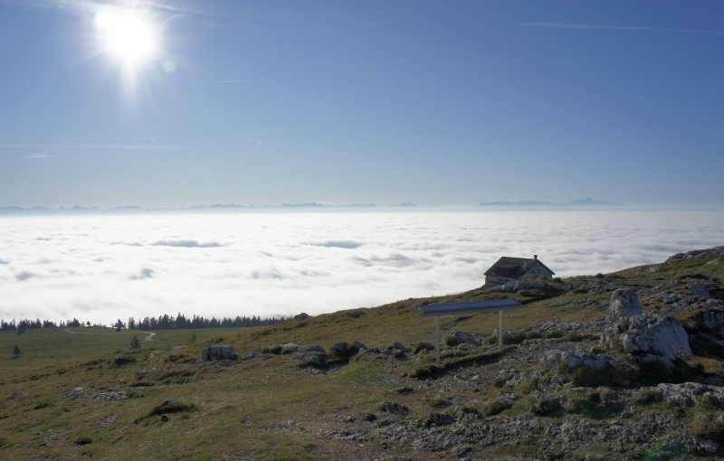 Blick vom Gipfel des Chasseron über das Nebelmeer unterhalb des Hotels