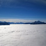 Die Berge liegen, Inseln gleich, im Nebelmeeer