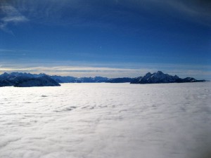 Die Berge liegen, Inseln gleich, im Nebelmeeer