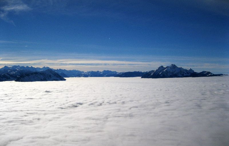 Die Berge liegen, Inseln gleich, im Nebelmeeer