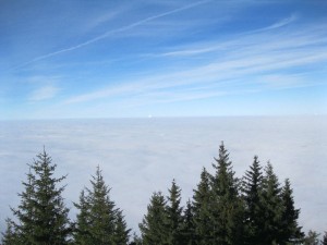 Nebelmeer. Der Gupf ist ein Atomkraftwerk...
