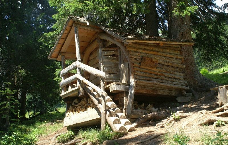 Das Rindenhüttli auf dem "Zwerg Bartli"-Weg