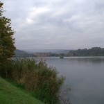 Blick über den Stausee und das Kraftwerk Klingnau