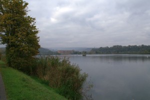 Blick über den Stausee und das Kraftwerk Klingnau
