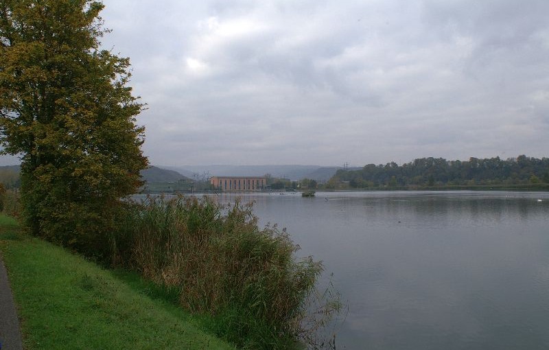 Blick über den Stausee und das Kraftwerk Klingnau