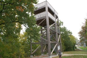 Markanter Turm zur Vogelbeobachtung