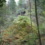 Die Tüfels Chilen - Von Moos überwucherter Tuffstein