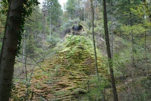 Die Tüfels Chilen - Von Moos überwucherter Tuffstein