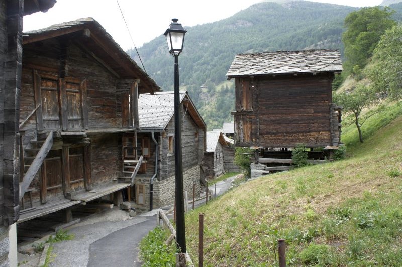 Törbel - Typische Walliserhäuser