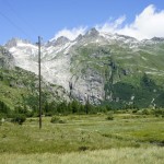 Überrest des Rhonegletschers und die Passstrasse daneben