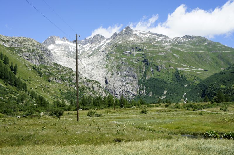 Überrest des Rhonegletschers und die Passstrasse daneben