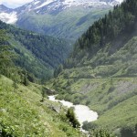 Oben die Furka-Pass-Strasse unten die Eisenbahn