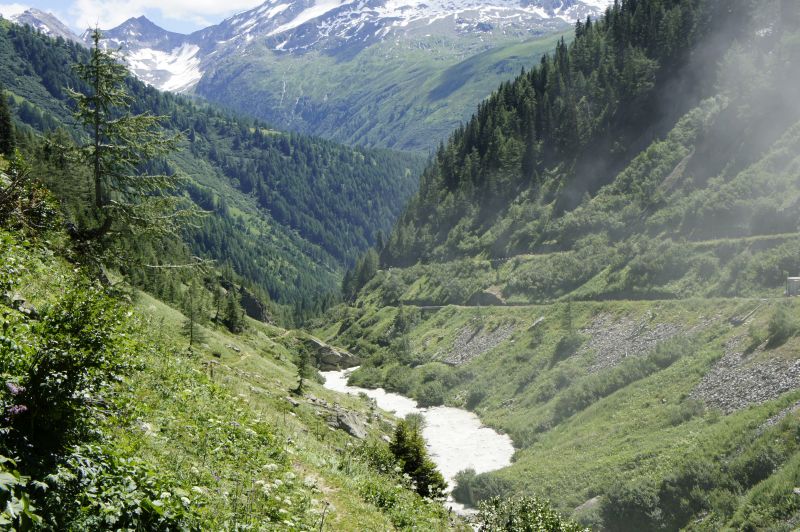 Oben die Furka-Pass-Strasse unten die Eisenbahn