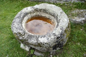 Altes Taufbecken in der Ruine Jörgenberg