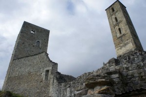 Der Bergfried und Glockenturm der Ruine Jörgenberg