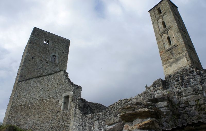 Der Bergfried und Glockenturm der Ruine Jörgenberg