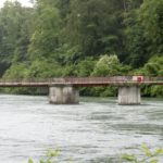 Ruhebänke auf der Brücke