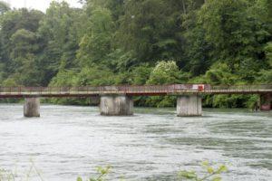 Ruhebänke auf der Brücke
