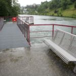 Ruhebänke mitten im Fluss