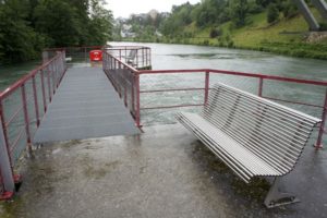 Ruhebänke mitten im Fluss