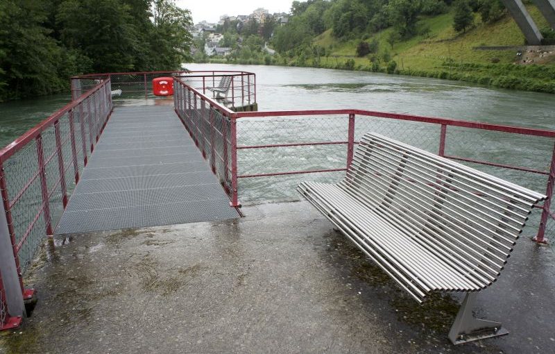 Ruhebänke mitten im Fluss