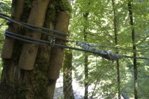 Aufhängung der Gitterbrücke