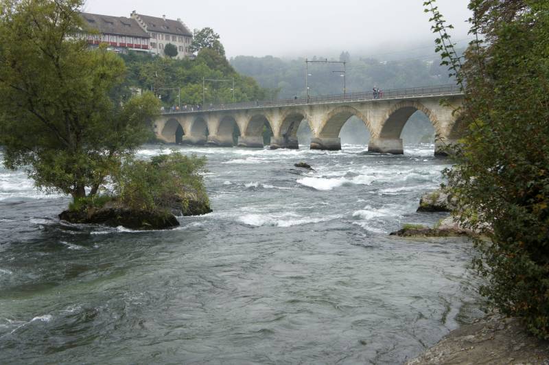 Eisenbahnbrücke oberhalb des Rheinfalls