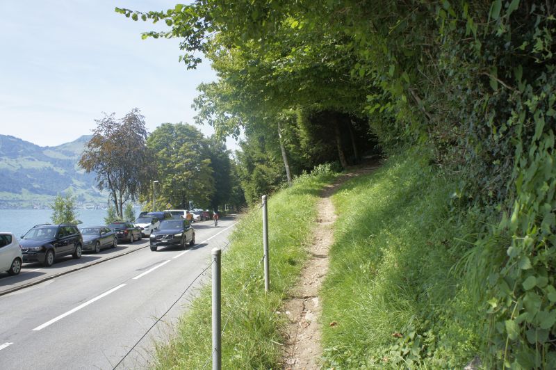 Es geht bergauf, weg von der Strasse