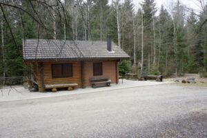 Lauschiges Waldhaus mit Rastplatz