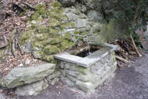 Brunnen, kein Trinkwasser, beim Rastplatz Felsen